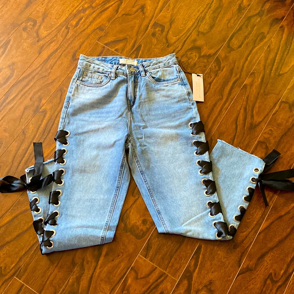 Streetwear Society lace up light wash mom jeans in size 5